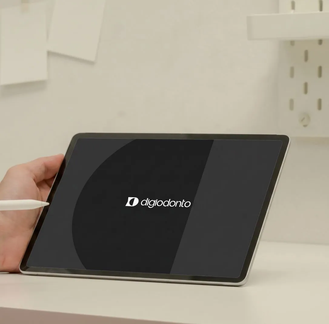 Tablet exibindo a marca DigiOdonto durante uma mentoria