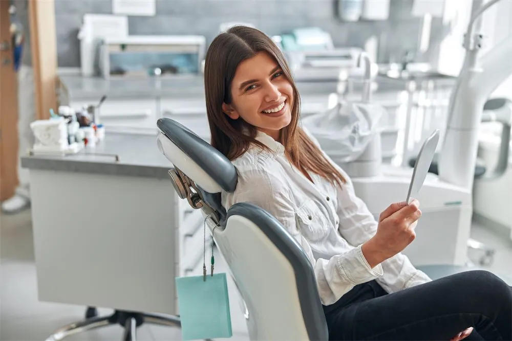 Dentista sorrindo em consultório
