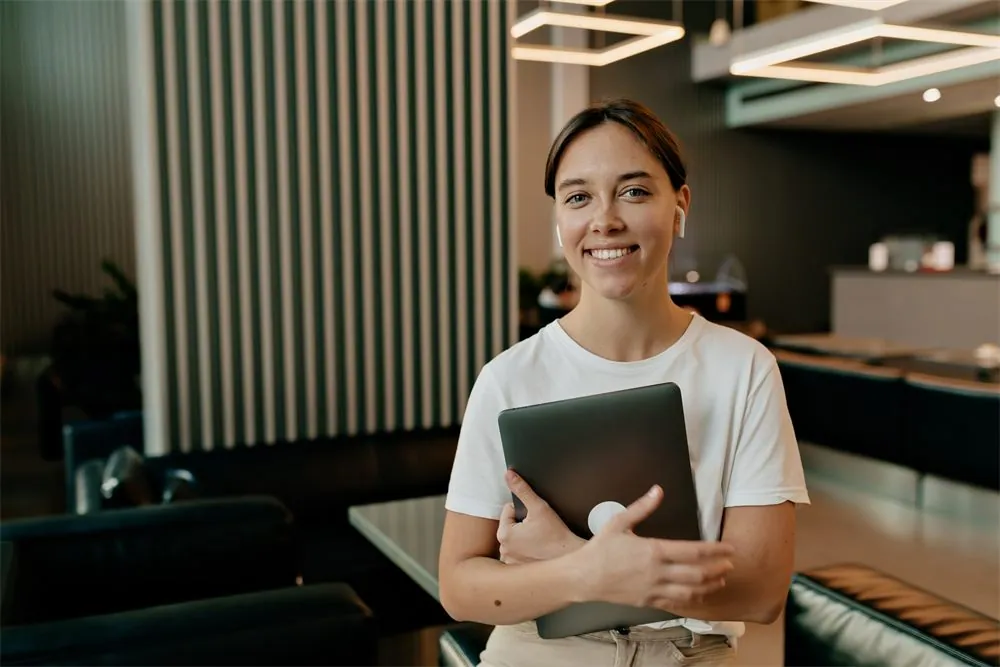 Gestora de clínica segurando um tablet