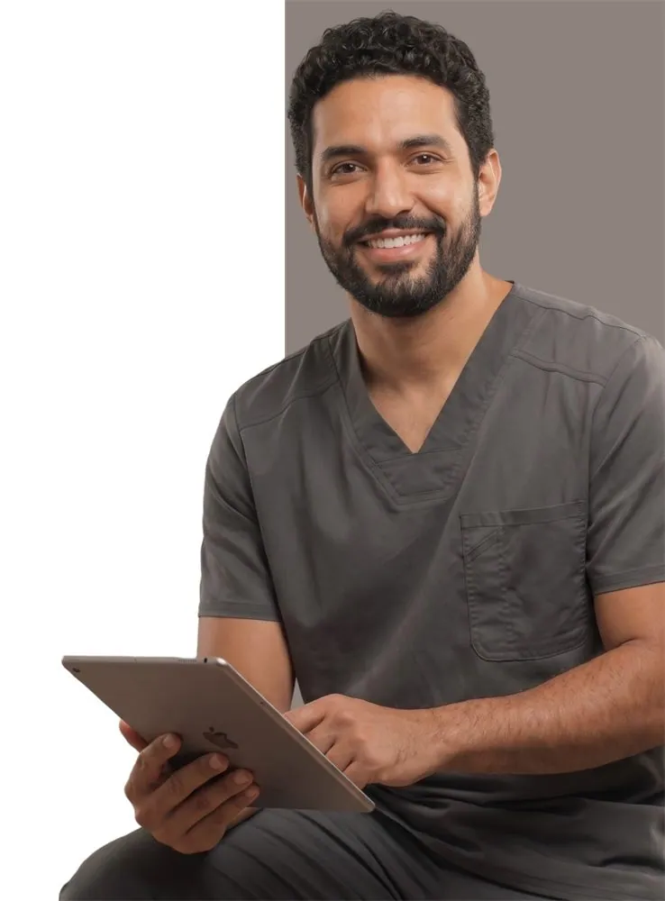 Dentista sorrindo segurando um tablet